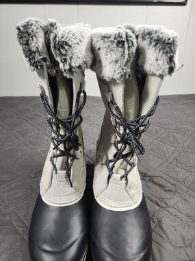 Khombu Emily Women's Winter Snow Boots light gray quilted black rubber shell 9M